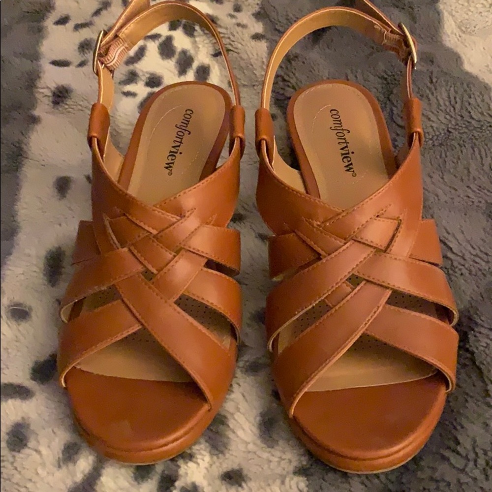 Women’s size 7 brown sandals by comfortview